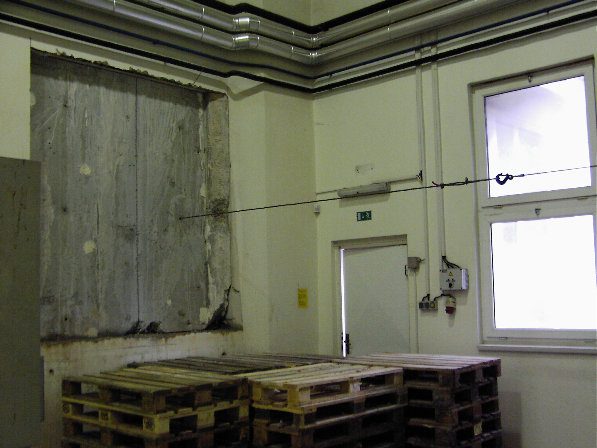 Nadzorovano rušenje betonske stene z jekleno pletenico